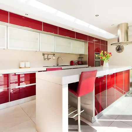 Modern Elegance, Steps From The Aviva! Cinema Holiday home *